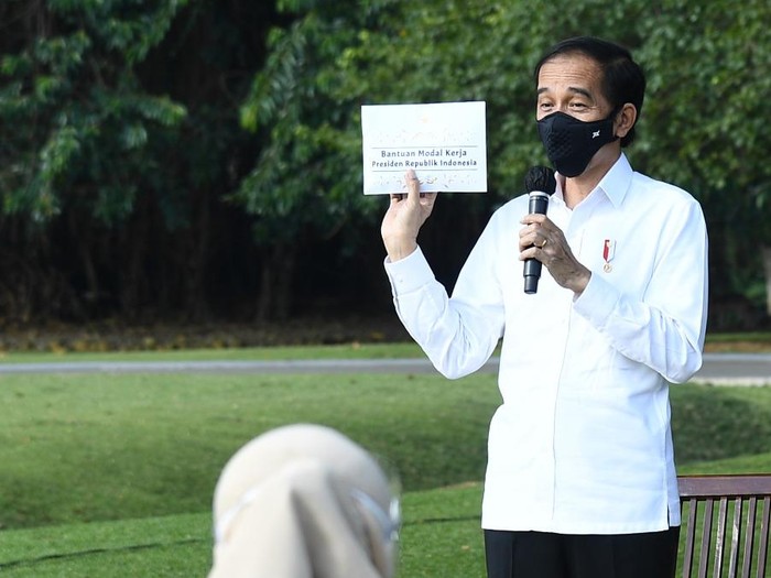 Presiden Jokowi menyerahkan bantuan modal kerja sebesar masing-masing Rp 2,4 juta ke pelaku UMKM.