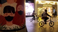 Pesepeda melintas di dalam area Nipah Mall di Makassar, Sulawesi Selatan, Rabu (30/9/2020). 