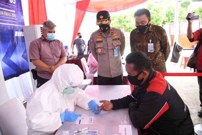 Rapid Test Gratis untuk Opang Stasiun Cibinong Korlantas Polri membagikan 1.000 paket sembako ke Opang (Ojek Pangkalan) di Stasiun Cibinong dalam rangka HUT Lalu Lintas ke-65.