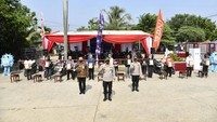Setidaknya sudah ada ribuan paket sembako yang diberikan Korlantas Polri kepada masyarakat. Mulai dari tukang becak, supir angkutan umum hingga pengendara ojek pangkalan. Foto: dok. Korlantas