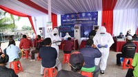Selain memberikan sembako, mereka juga menggelar Rapid Test kepada para pengendara ojek pangkalan dan para pengguna jalan lainnya yang melintas. Tujuannya untuk memutus mata rantai penyebaran virus Corona atau COVID-19. Foto: dok. Korlantas
