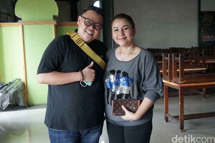 Reza Bukan dan istri saat ditemui di kawasan Tendean.