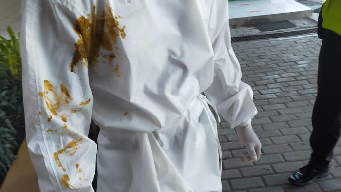 Petugas Satgas COVID-19 di Surabaya menerima perlakukan tidak menyenangkan saat menjemput pasien positif Corona. Ia dilumuri kotoran oleh istri pasien.