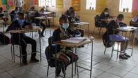 Bahkan di dalam kelas kursi para murid pun diberi jarak untuk menghalau penyebaran Corona.