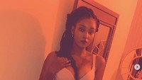 Dalam tayangan Instagram Live, gadis berusia 19 tahun tersebut mengaku jika dirinya bertemu dengan mantan bintang Tottenham Hotspurs tersebut di sebuah pesta. Dok. Instagram
