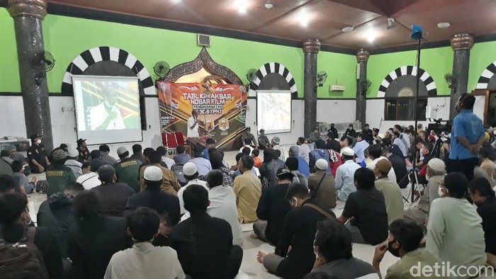 Suasana nobar film Pengkhianatan G30S/PKI di Masjid Mujahidin, Banyuanyar, Kecamatan Banjarsari, Solo, Rabu (30/9/2020).