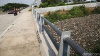 Tumpukan sampah itu menggangu kenyamanan warga yang melintas.
