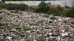 Jorok! Sungai di Bekasi Ini Dipenuhi Sampah