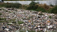 Sampah yang menumpuk itu juga akan menebarkan bau tidak sedap.