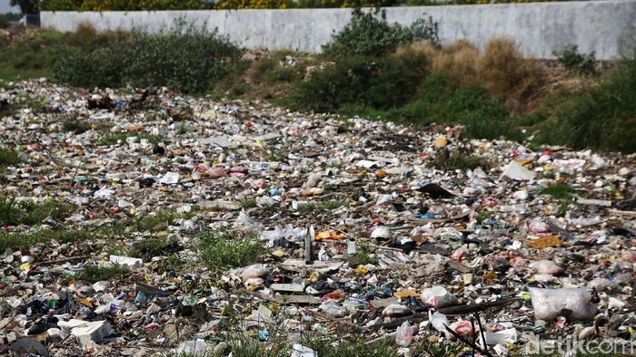 Kondisi sungai di Kampung Bogor, Desa Setiasih, Tarumajaya, Kabupaten Bekasi, sungguh memperihatinkan, Rabu (30/9). Sungai itu penuh dengan sampah.