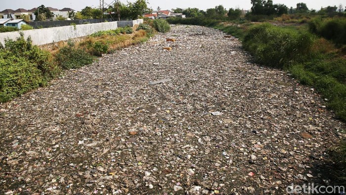 Kondisi sungai di Kampung Bogor, Desa Setiasih, Tarumajaya, Kabupaten Bekasi, sungguh memperihatinkan, Rabu (30/9). Sungai itu penuh dengan sampah.