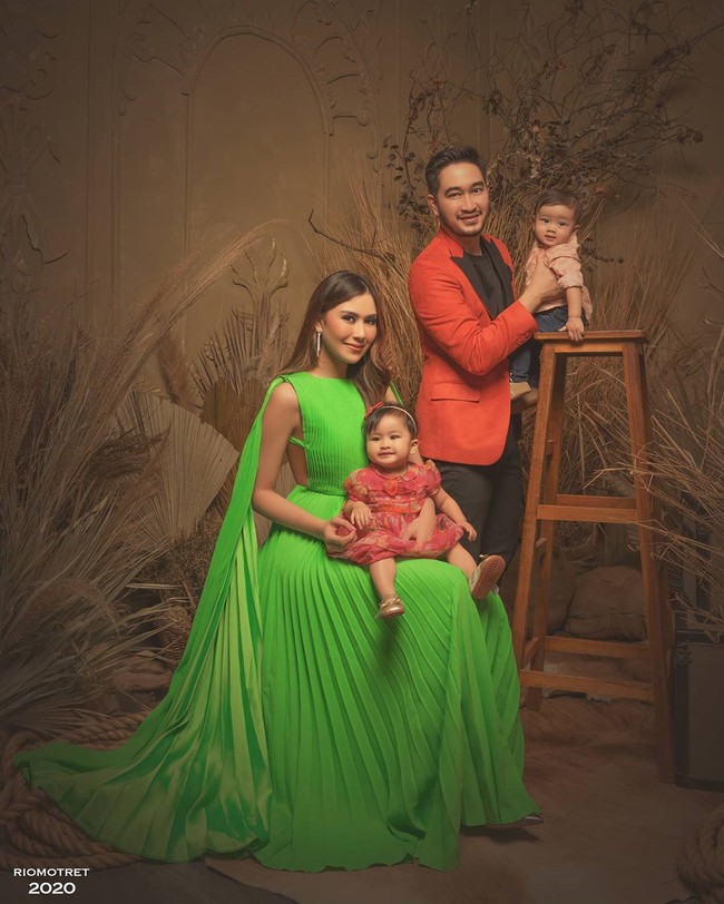 Dalam pemotretan tersebut Syahnaz Sadiqah yang berpose bersama anak dan suaminya, Ritchie Ismail atau Jeje, menggunakan beberapa busana. Pada foto ini Syahnaz menggunakan gaun neon dari desainer Valentino yang harganya Rp 90 jutaan. Foto: dok. Fotografer Rio Motret