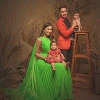 Dalam pemotretan tersebut Syahnaz Sadiqah yang berpose bersama anak dan suaminya, Ritchie Ismail atau Jeje, menggunakan beberapa busana. Pada foto ini Syahnaz menggunakan gaun neon dari desainer Valentino yang harganya Rp 90 jutaan. Foto: dok. Fotografer Rio Motret