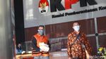 Tersangka Korupsi Rp 202 M Ini Hepi Banget Bawa 2 Nasi Kotak