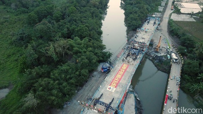 Proyek kereta cepat Jakarta-Bandung terus dikebut. Hari ini, salah satu jembatan continuous beam di daerah Jatiluhur, Jawa Barat baru saja diresmikan.