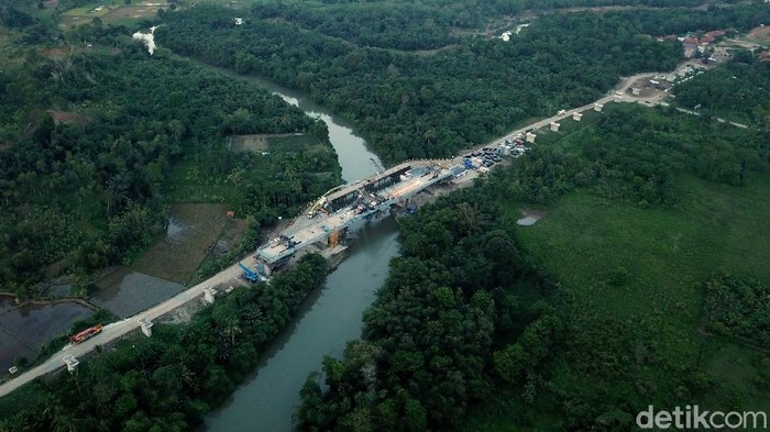 Terus Dikebut, Progres Kereta Cepat Jakarta-Bandung Capai 60% Lho Proyek kereta cepat Jakarta-Bandung terus dikebut. Hari ini, salah satu jembatan continuous beam di daerah Jatiluhur, Jawa Barat baru saja diresmikan.
