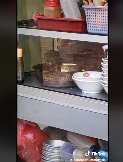 Hiii! Netizen Ini Pergoki Dua Ekor Tikus Asyik Makan di Etalase Warung