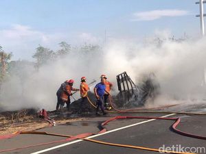 Tak Ada Korban, Kebakaran Truk Muat Sampah di Tol Sidoarjo Berlangsung 45 Menit