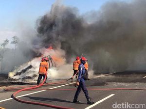 Truk Muat Sampah Karet Hangus Terbakar di Tol Sidoarjo