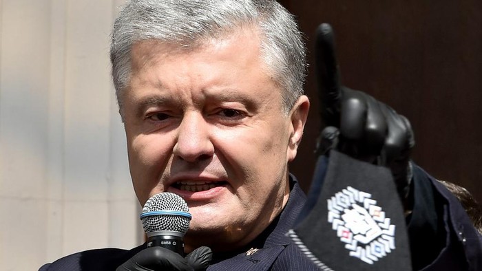 Former Ukrainian President Petro Poroshenko, now an MP, who is accused of abuse of power over the appointment of a major foreign intelligence service official in 2018, addresses his supporters during a rally outside a court building prior to a hearing to consider the prosecutors request to put ex-president under a pre-trial arrest, Kiev, July 8, 2020. (Photo by Sergei SUPINSKY / AFP)