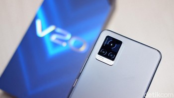 Tiga kamera disematkan di bagian belakangnya di masing-masing ponsel. Untuk Vivo V20 komposisinya kamera utamanya berukuran 64 MP, bersanding dengan lensa wide 8 MP dan mono 2 MP. Foto: Adi Fida Rahman/detikINET  