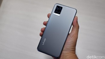Vivo memberikan 2 varian warna yang sama-sama memiliki style kekinian, yaitu Midnight Jazz dan Sunset Melody. Foto: Adi Fida Rahman/detikINET