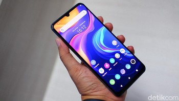 Mengusung layar AMOLED berukuran 6,4 inch dengan resolusi Full HD+. Foto: Adi Fida Rahman/detikINET