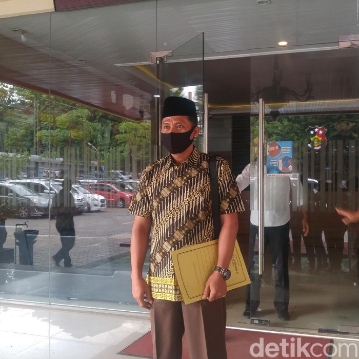 Wakil Ketua DPRD Kota Tegal Wasmad Edi Susilo diperiksa sebagai tersangka kasus dangdutan di tengah pandemi di Polda Jateng, Semarang, Rabu (30/9/2020).