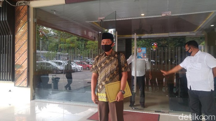 Wakil Ketua DPRD Kota Tegal Wasmad Edi Susilo diperiksa sebagai tersangka kasus dangdutan di tengah pandemi di Polda Jateng, Semarang, Rabu (30/9/2020).
