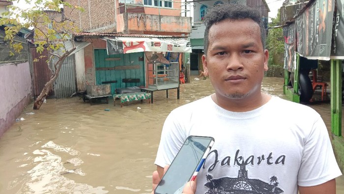 Warga bernama Akhyar Nasution di lokasi banjir Medan (Ahmad Arfah-detikcom)