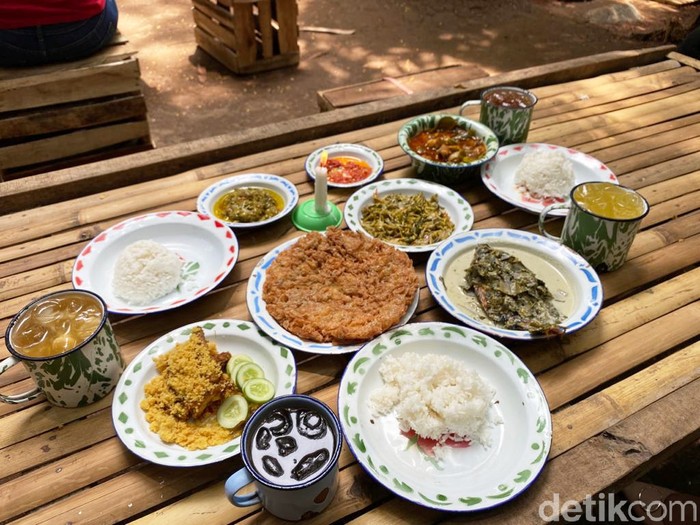 Warung Tuman di BSD Menyajikan Makanan Gaya Minang