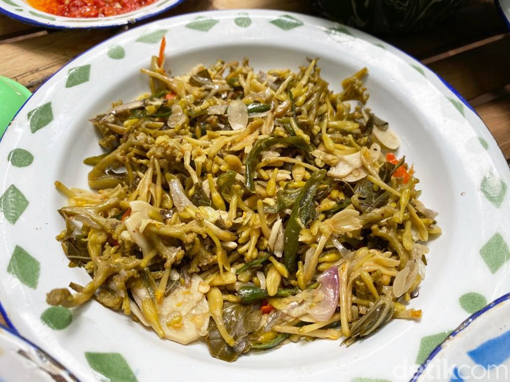 Warung Tuman di BSD Menyajikan Makanan Gaya Minang