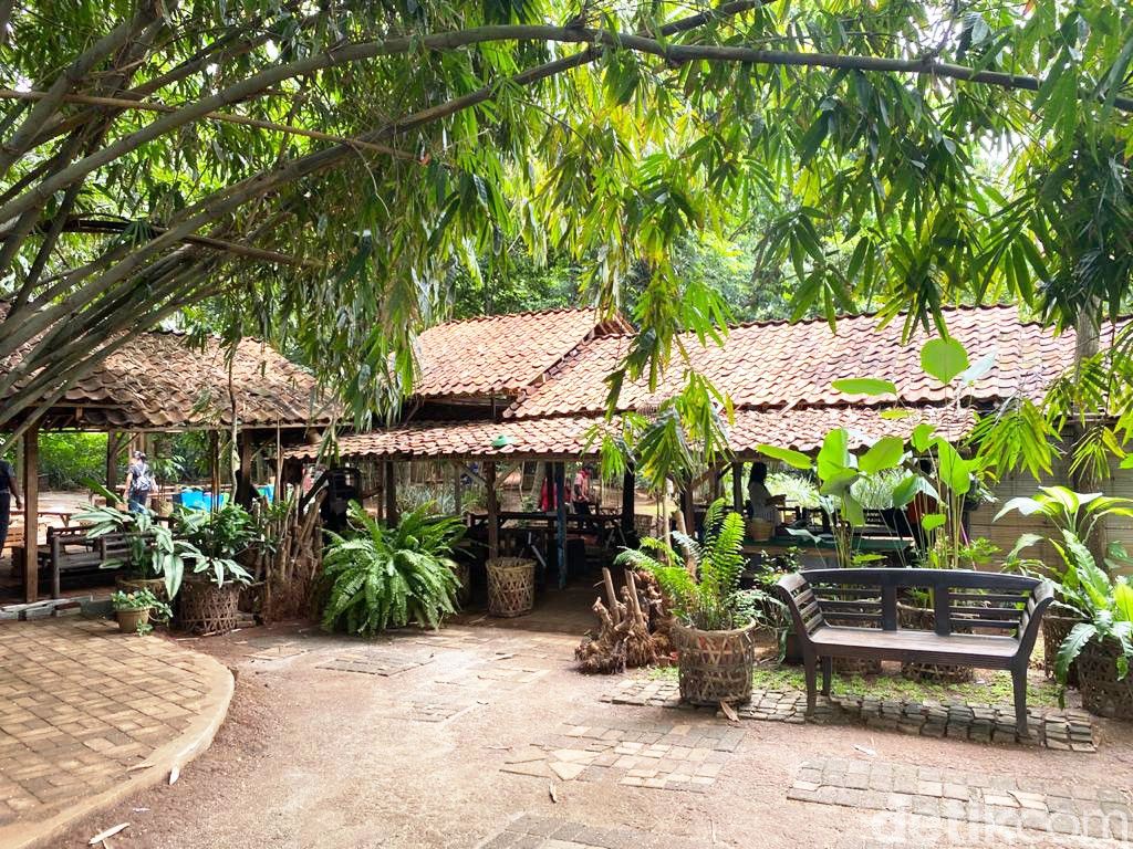 Warung Tuman di BSD Menyajikan Makanan Gaya Minang