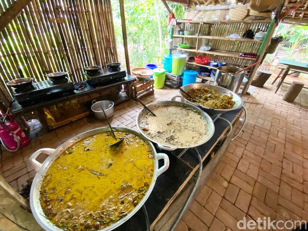 Warung Tuman di BSD Menyajikan Makanan Gaya Minang