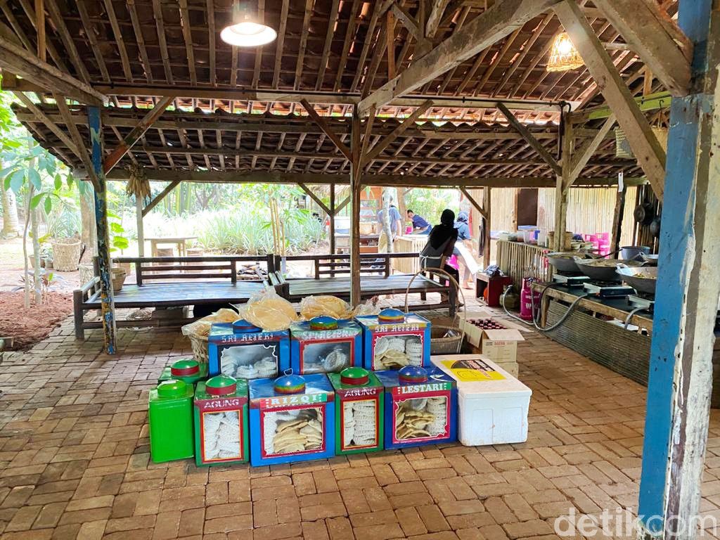 Warung Tuman di BSD Menyajikan Makanan Gaya Minang