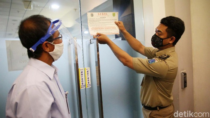Sejumlah perusahaan ditutup sementara saat masa pembatasan sosial berskala besar (PSBB) ketat di DKI Jakarta. Total, saat ini ada 113 perkantoran yang ditutup.