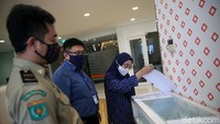 Sisanya, perusahaan ditutup karena melanggar protokol kesehatan. Ada 44 perusahaan yang ditutup karena melanggar protokol kesehatan COVID-19.