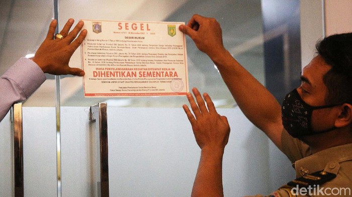 Sejumlah perusahaan ditutup sementara saat masa pembatasan sosial berskala besar (PSBB) ketat di DKI Jakarta. Total, saat ini ada 113 perkantoran yang ditutup.