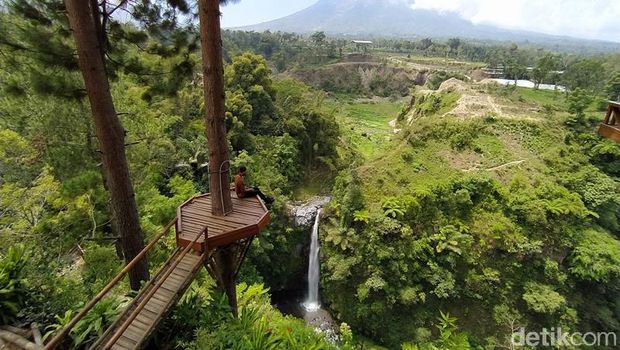 Air Terjun Kedung Kayang airnya tetap mengalir di saat musim kemarau seperti sekarang ini. Kabarnya mandi di tempat ini bisa bikin awet muda.