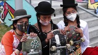 Guna mencegah penyebaran virus Corona, para anak muda tersebut tampak mengenakan masker.  