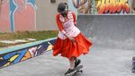 Aksi Anak Muda Bolivia Main Skateboard Pakai Baju Tradisional