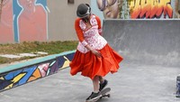 Dilansir dari AP, kegiatan bermain skateboard dengan mengenakan baju tradisional tersebut menjadi salah satu bentuk apresiasi para anak muda di Bolivia itu terhadap kesenian dan kebudayaan tradisional mereka.