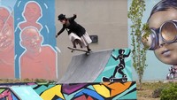 Meski mengenakan baju tradisional, para anak muda tersebut tampak lihai memamerkan kemampuan mereka dalam berseluncur di atas papan skateboard.  