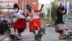 Aksi Anak Muda Bolivia Main Skateboard Pakai Baju Tradisional