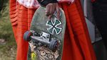 Aksi Anak Muda Bolivia Main Skateboard Pakai Baju Tradisional