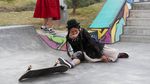 Aksi Anak Muda Bolivia Main Skateboard Pakai Baju Tradisional