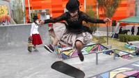 Sejumlah anak muda bermain skateboard dengan mengenakan baju tradisional di kawasan La Paz, Bolivia, Rabu (30/9/2020) waktu setempat.