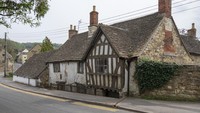 Ancient Ram Inn pertama kali digunakan sebagai rumah budak dan pekerja yang membangun Gereja St Mary. Dan juga katanya penginapan ini dibangun di atas tanah pemakamoan kuno. (iStock)