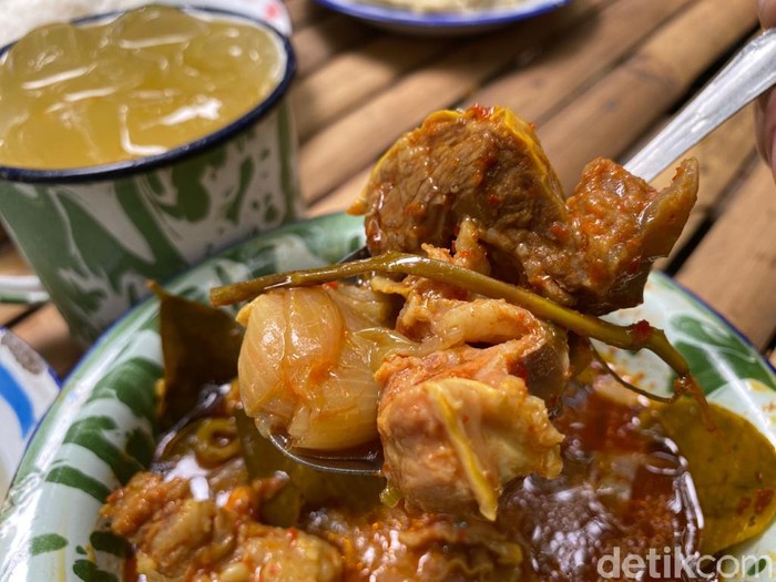 Asyiknya Makan Siang di Warung Tuman yang Ada di Tengah Kebun Asyiknya Makan Siang di Warung Tuman yang Ada di Tengah Kebun