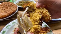 Ayam goreng kampungnya yang diungkep dengan bumbu Sapu Jagad khas Warung Tuman, membuat tekstur daging empuk tidak alot dan rasa kremesan yang juara gurihnya. Foto: dok.detikFood